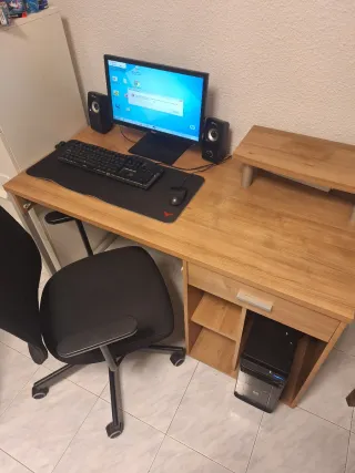 Mesa y silla de ordenador + PC