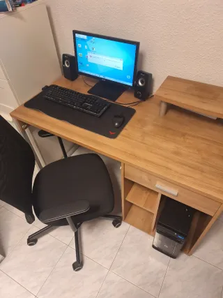 Mesa y silla de ordenador + PC