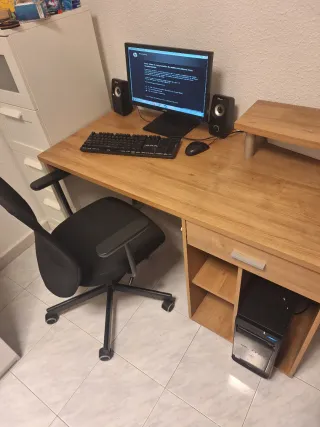 Mesa y silla de ordenador + PC
