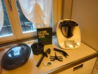 Bimby TM5 con accessori e ricettario