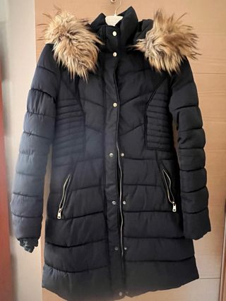 Chaqueta acolchada azul marino con capucha de pelo