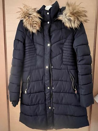 Chaqueta acolchada azul marino con capucha de pelo