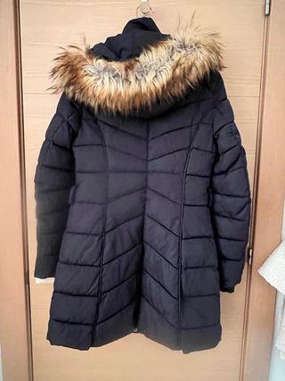 Chaqueta acolchada azul marino con capucha de pelo