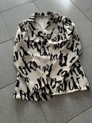 Blazer estampado letras blanco y negro