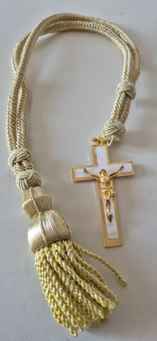 Cruz de Comunión con Cordón Dorado