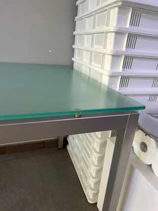 Mesa de cristal y metal