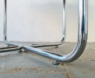 Mesa redonda estilo Bauhaus. Vintage, 70s.