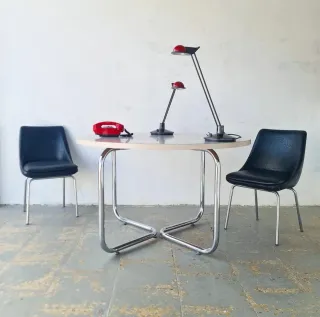 Mesa redonda estilo Bauhaus. Vintage, 70s.