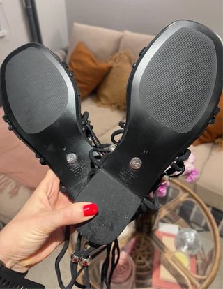 Sandalias Zara negras con adornos plateados