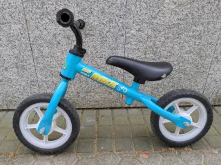 Bicicleta infantil sin pedales azul