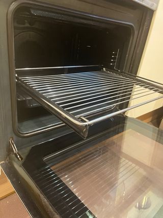 Vitroceramica y Horno con bandeja extensible.