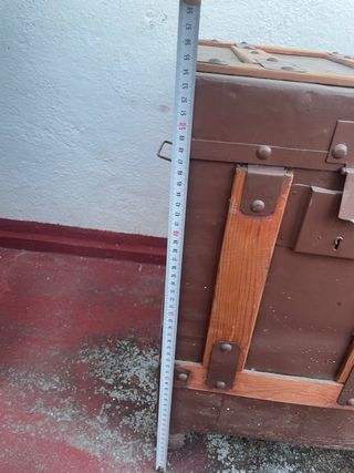 Baúl antiguo de madera y metal