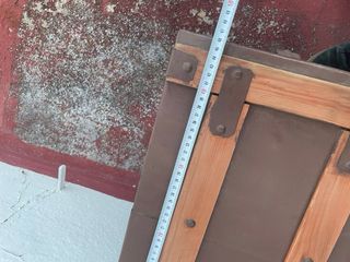 Baúl antiguo de madera y metal