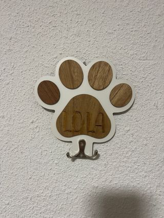 Percha personalizada LOLA pata de perro