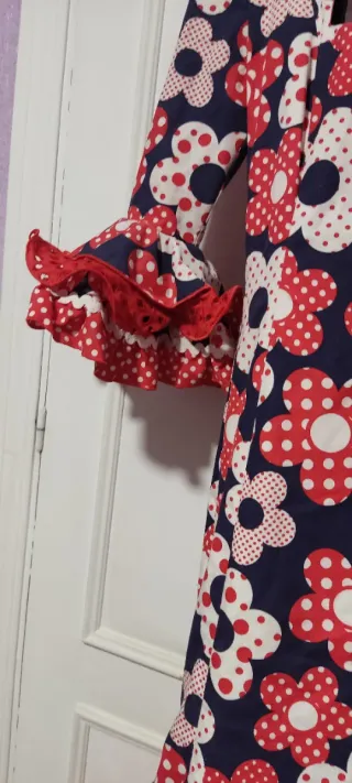 Traje de flamenca flores azul y rojo