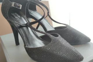 Zapatos de tacón Mark Davies negros con pedrería