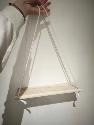 Estantería de madera con cuerdas