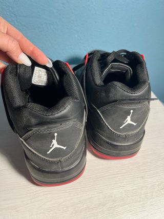 Zapatillas Jordan Negras y Rojas