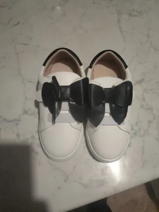 Zapatillas niña blancas lazo negro