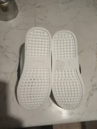 Zapatillas niña blancas lazo negro