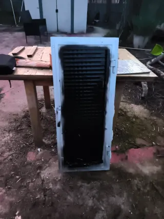 Ventana de aluminio con rejilla