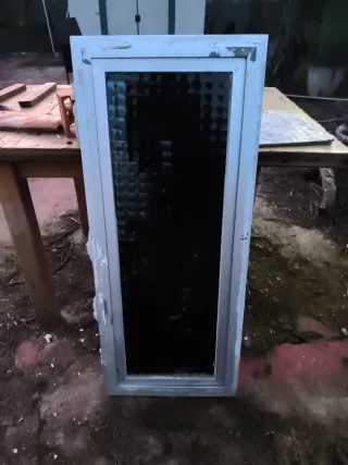 Ventana de aluminio con rejilla
