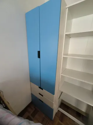 Armario estrecho azul y blanco