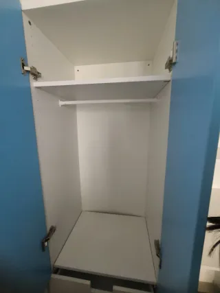 Armario estrecho azul y blanco