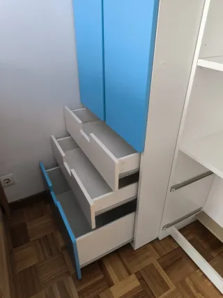 Armario estrecho azul y blanco