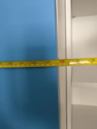 Armario estrecho azul y blanco