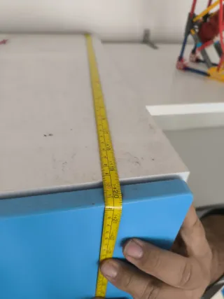 Armario estrecho azul y blanco