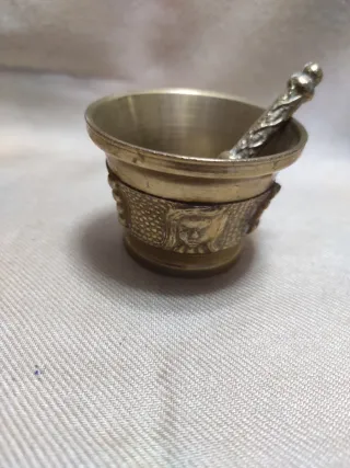 Almirez bronce. Soporte de forja negro