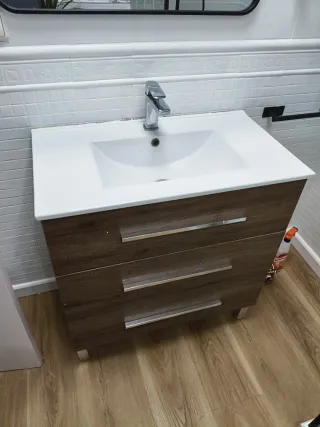 Mueble de baño con pila y grifo