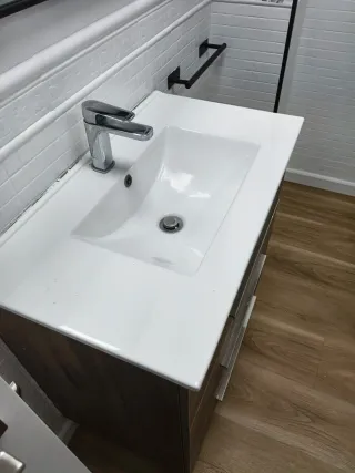 Mueble de baño con pila y grifo