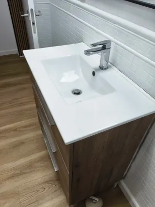 Mueble de baño con pila y grifo
