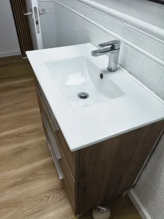 Mueble de baño con pila y grifo