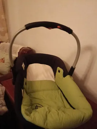 Carrito, masicosis y cesto de bebé azul