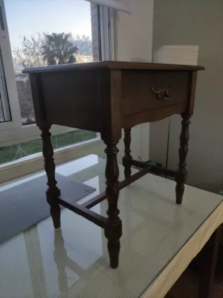 Mesita castellana con cajón