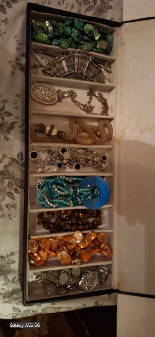 9 collane vintage usate.