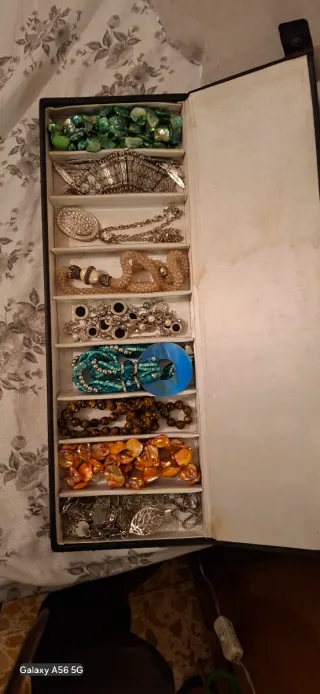 9 collane vintage usate.