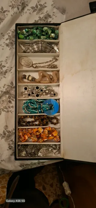 9 collane vintage usate.