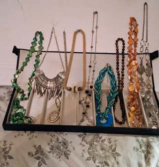 9 collane vintage usate.