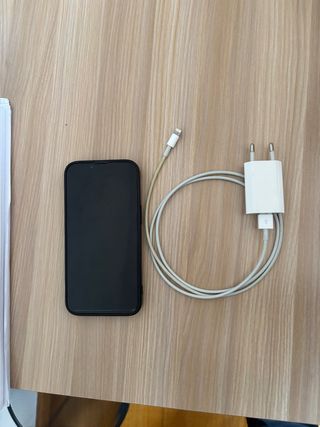 Teléfono móvil negro con cargador