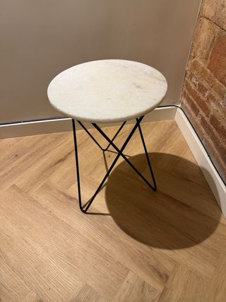 Vintage marble & black metal sidetable | Mesa