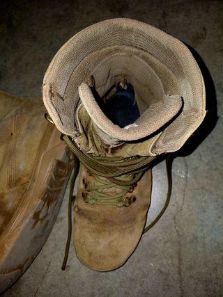 Botas militares marrones y verdes