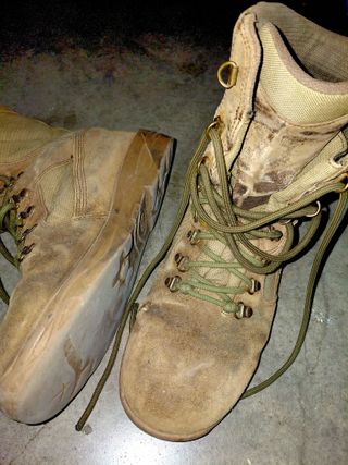 Botas militares marrones y verdes