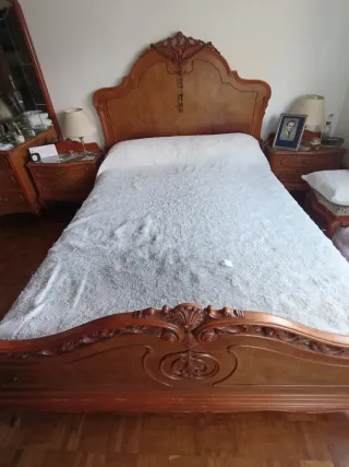 Armario de madera con puertas, cama matrimonio 135