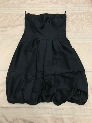 Vestido negro palabra de honor abullonado lazo