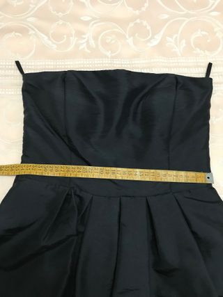Vestido negro palabra de honor abullonado lazo