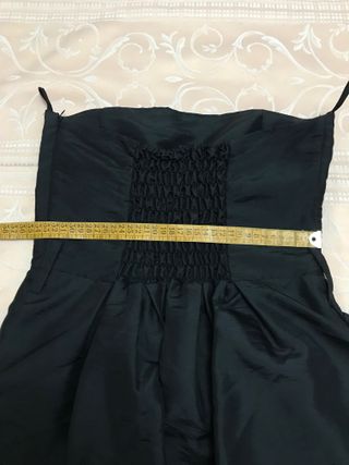 Vestido negro palabra de honor abullonado lazo